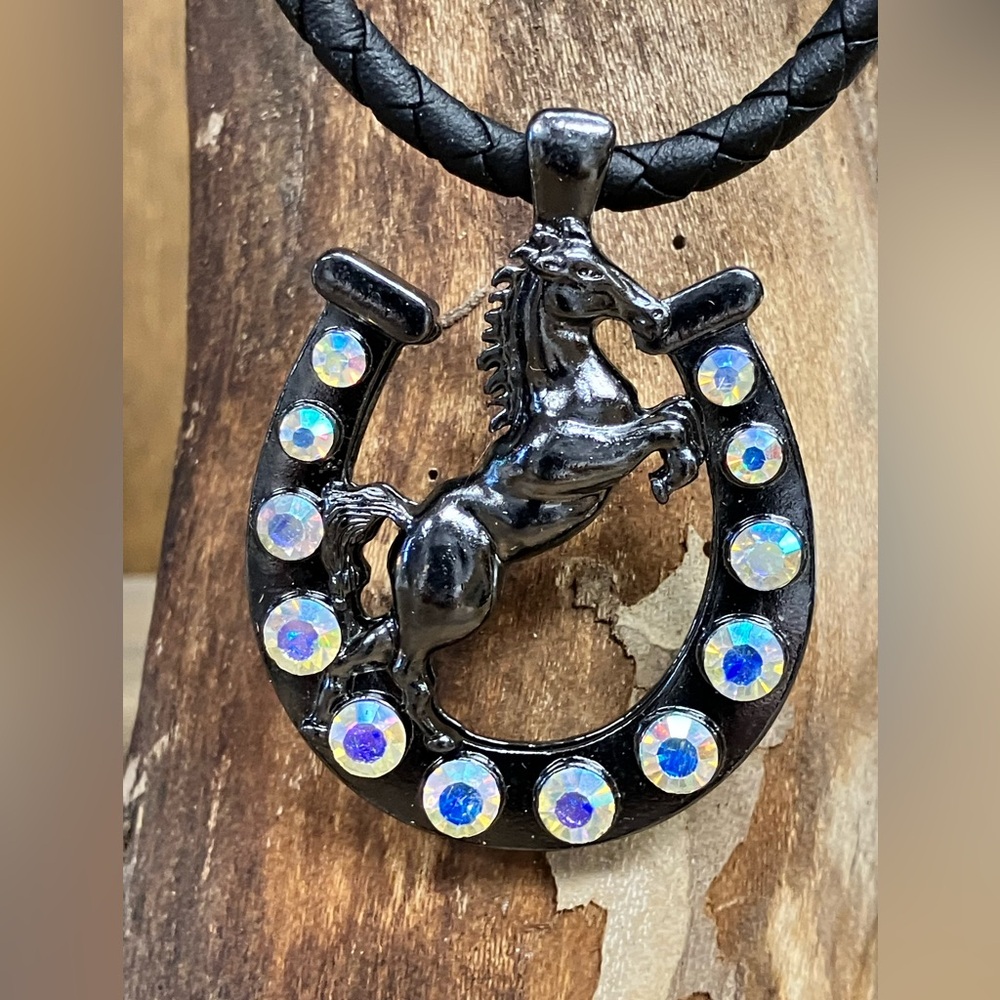 NWOT Beautiful Large Horse And Large Horseshoe Necklace